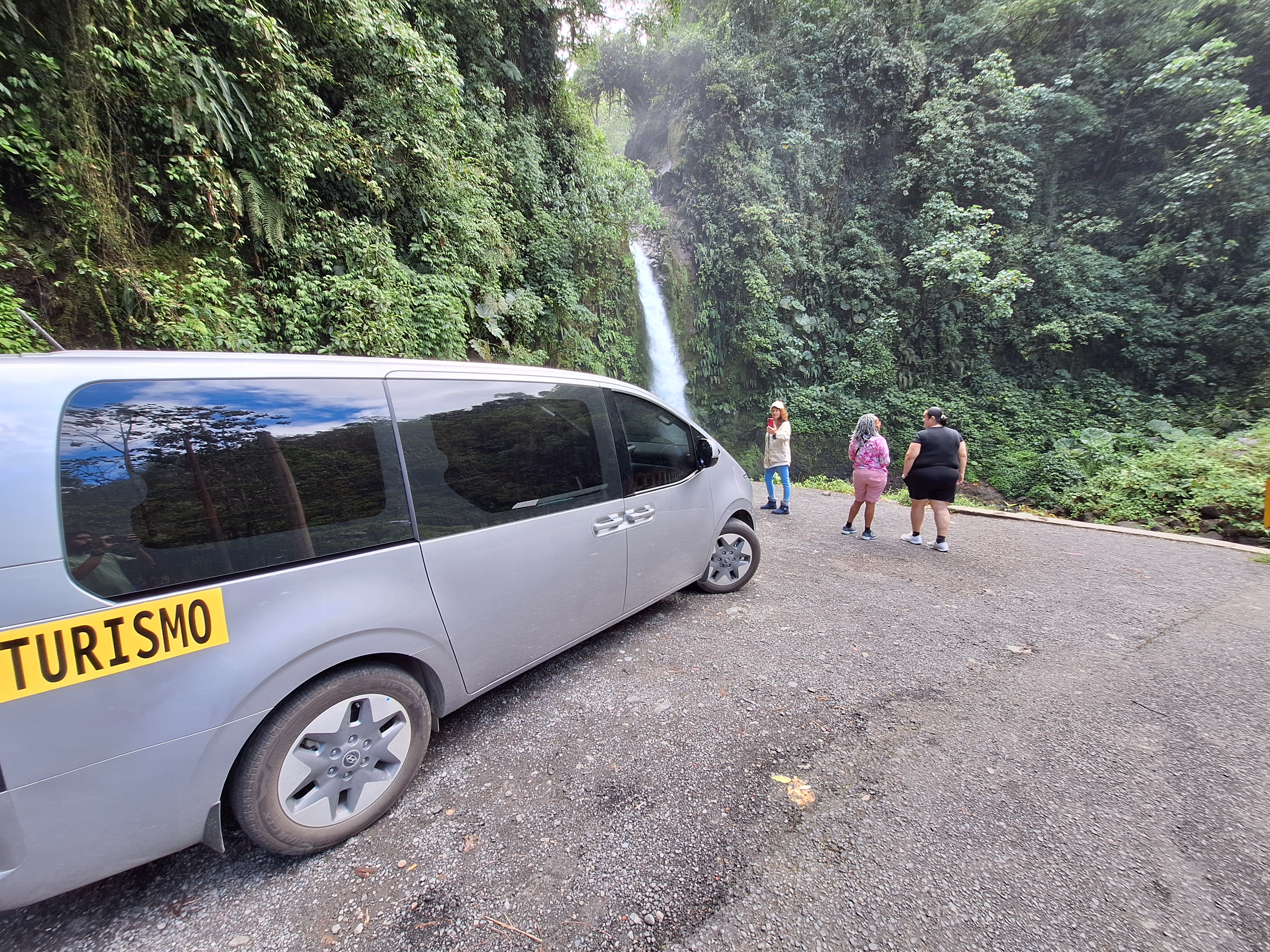 Hyundai Staria van - Xplore Costa Rica private transportation